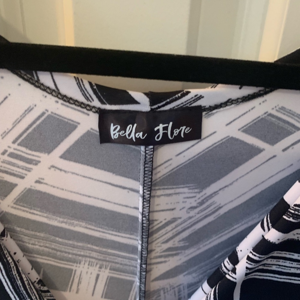 Abstract jumpsuit! 🖤🤍 - Picture 2 of 5
